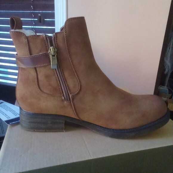 New Tamarack Waterproof Boots - Picture 4 of 6